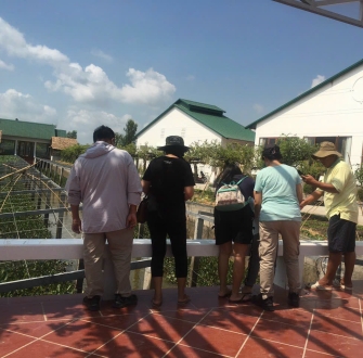 Khách hàng tham quan các khu vực