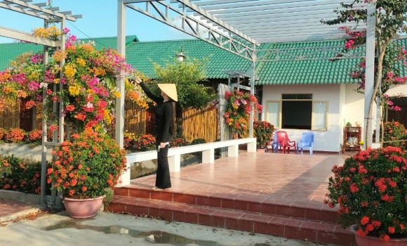 Khách hàng check in cảnh tại đây