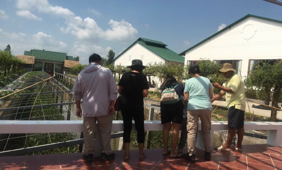 Khách hàng tham quan các khu vực