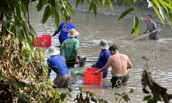 Khách hàng với những lần bắt cá tại Hai Lúa Ẩm Thực