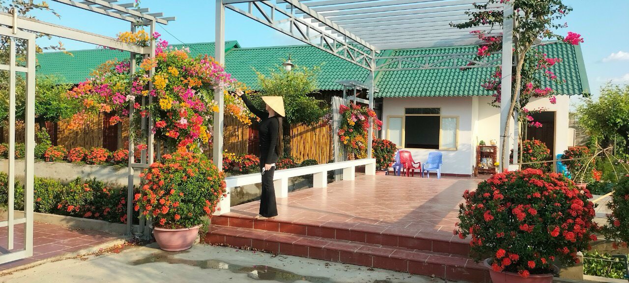 Khách hàng check in cảnh tại đây