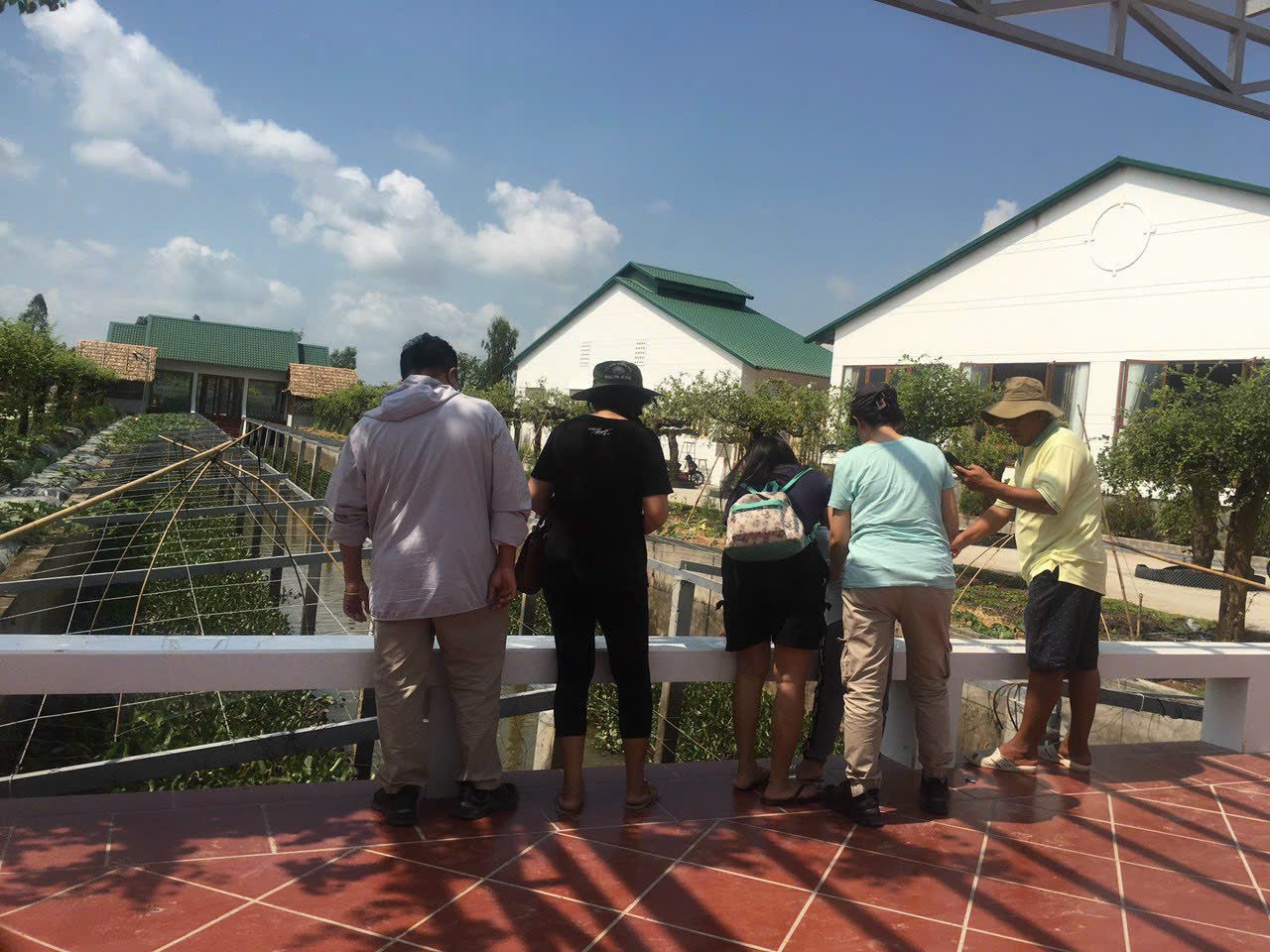 Khách hàng tham quan các khu vực